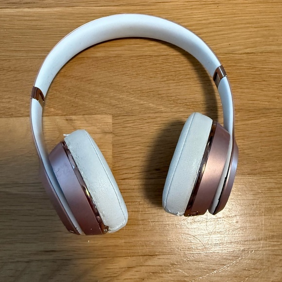 Beats Solo3 Wireless On-Ear Headphones - Rose Gold (A1796) - Picture 9 of 11